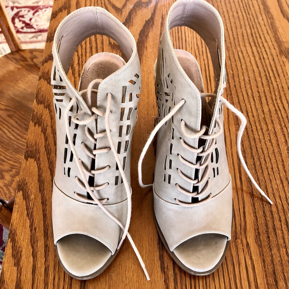 Restricted Sandals - Picture 2 of 7
